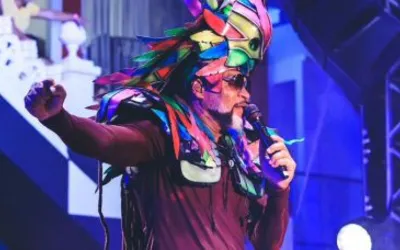 Imagem ilustrativa da imagem Carlinhos Brown desfila com o Bloco Timbalada no Carnaval 2025
