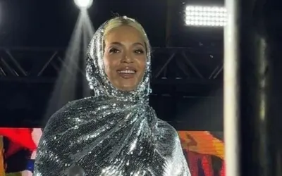 Imagem ilustrativa da imagem Segurando bandeira da Bahia, Beyoncé leva fãs ao delírio em Salvador