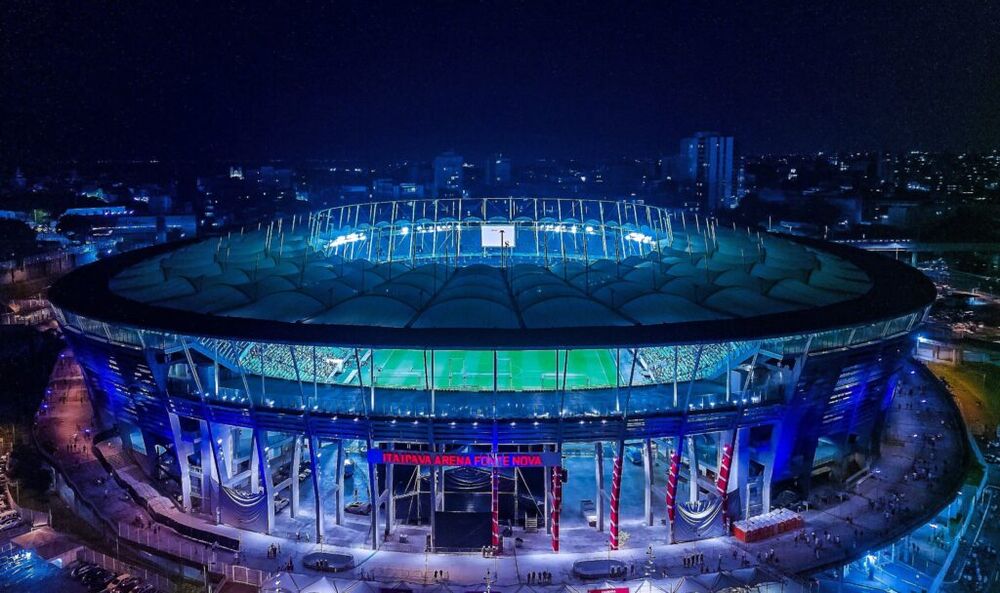 Imagem ilustrativa da imagem Arena Fonte Nova se ilumina de azul em homenagem a Roberto Carlos