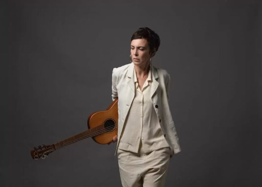 Imagem ilustrativa da imagem Adriana Calcanhotto retornará a Salvador com show “Voz e Violão”