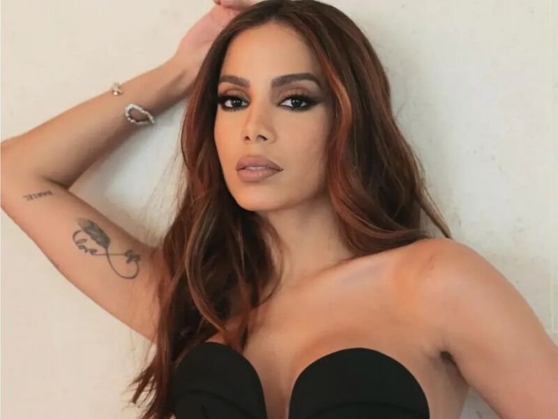 Imagem ilustrativa da imagem Anitta rebate críticas após simulação de sexo oral