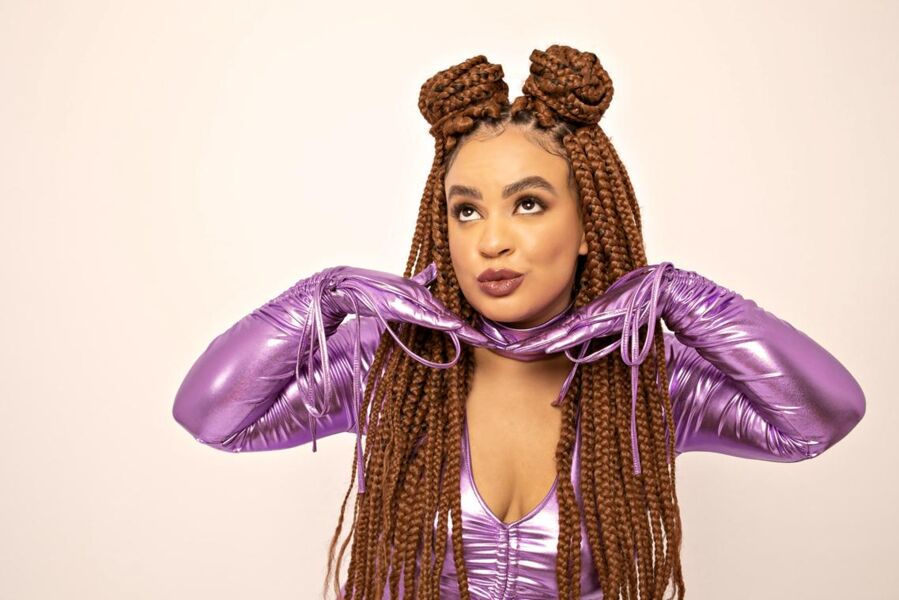 Imagem ilustrativa da imagem Bruna Braga apresenta "Medicada ela é ótima!" no teatro Jorge Amado