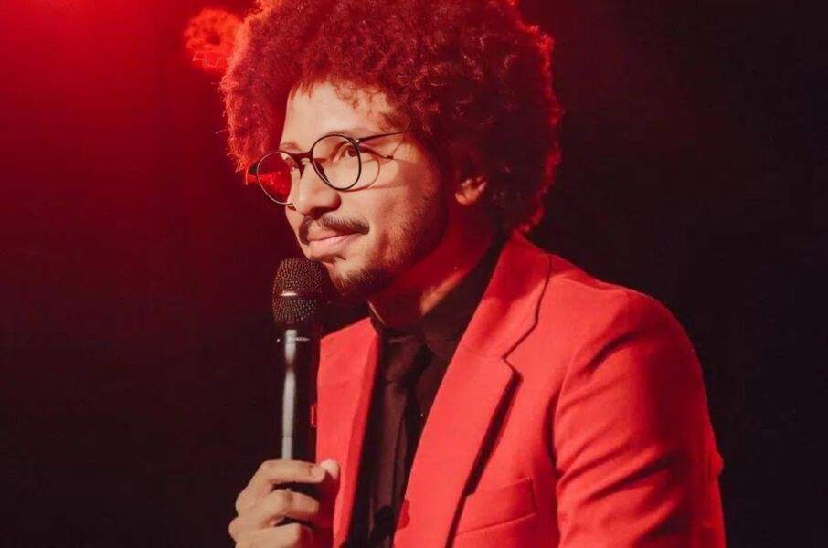 Imagem ilustrativa da imagem João Pimenta apresenta stand up 'Pimentaverso' este fim de semana