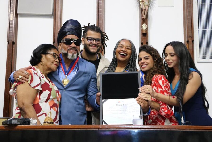 Imagem ilustrativa da imagem Carlinhos Brown recebe Comenda 2 de Julho na Alba