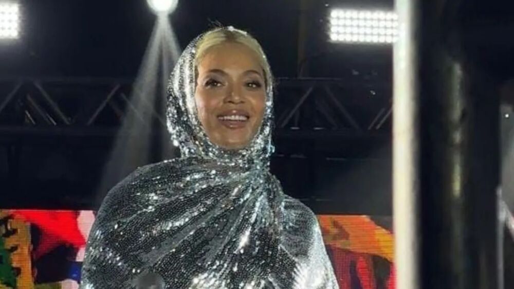 Imagem ilustrativa da imagem Segurando bandeira da Bahia, Beyoncé leva fãs ao delírio em Salvador