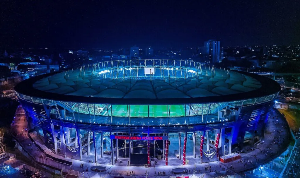 
		Arena Fonte Nova se ilumina de azul em homenagem a Roberto Carlos