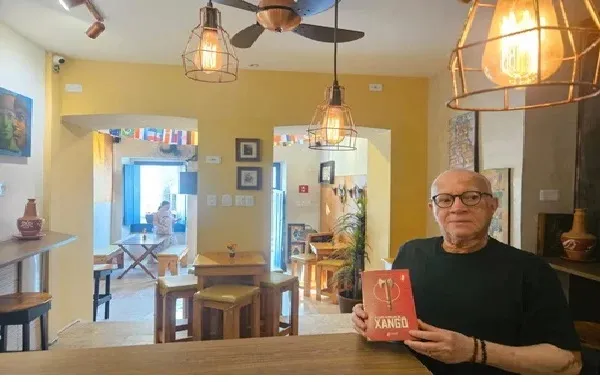 
		Fernando Coelho realiza autógrafos de “O Livro Vermelho de Xangô”