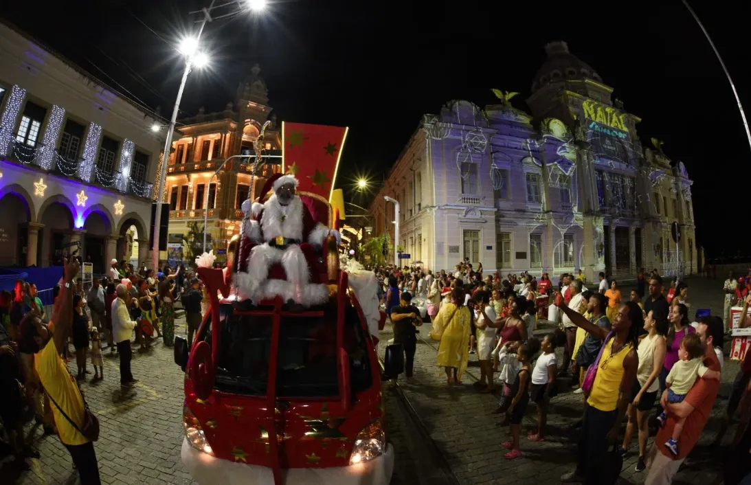 
		Natal em Salvador tem árvore de 21 metros e shows gratuitos