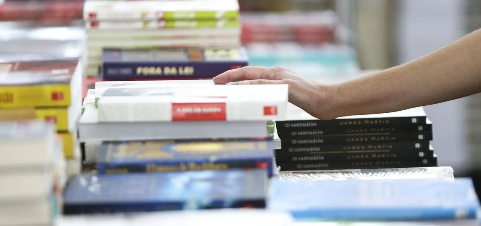 
		Edufba lança livros com 30% de desconto em festival