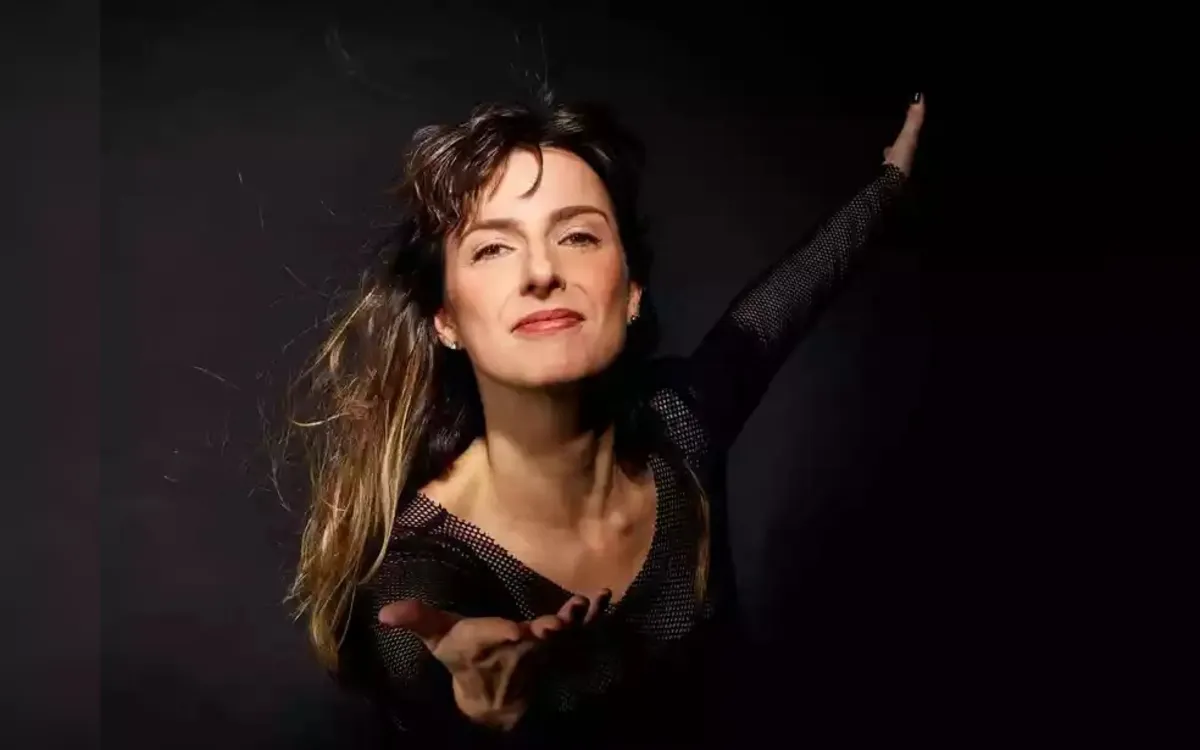 Anna Ratto e Arnaldo Antunes participam do "Conversa Brasileira" neste domingo