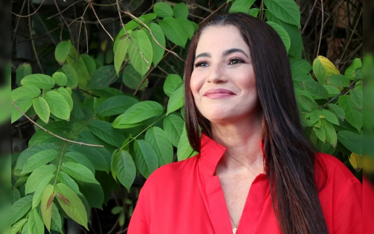 Belô Velloso homenageia Caetano em show no Rio Vermelho