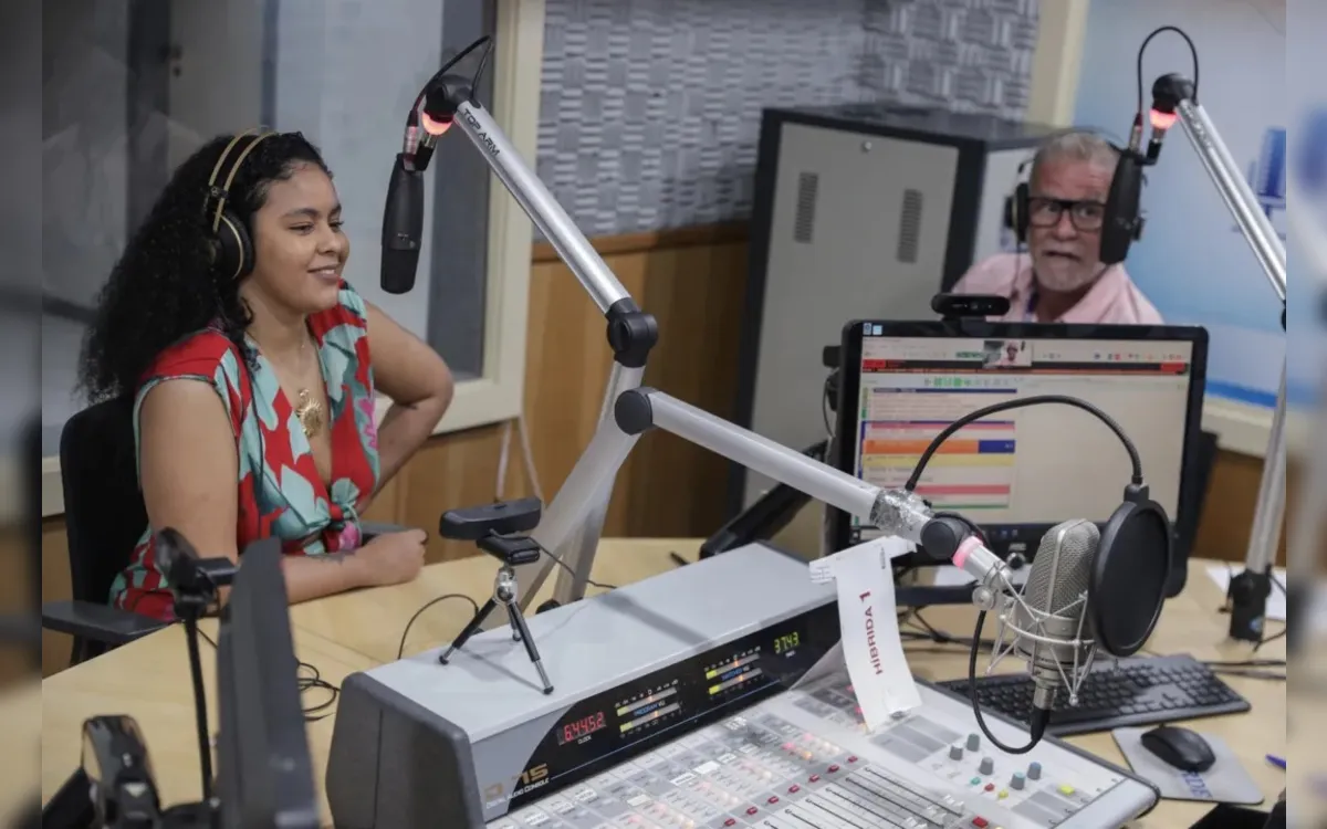 Cantora baiana, Rachel Reis marca estreia do 'Papo Reto' na A TARDE FM