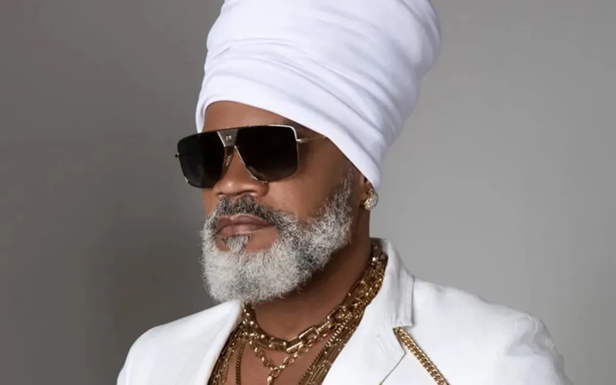 Carlinhos Brown comanda mais um show no Candyall Guetho Square