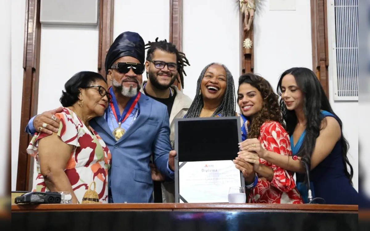 Carlinhos Brown recebe Comenda 2 de Julho na Alba