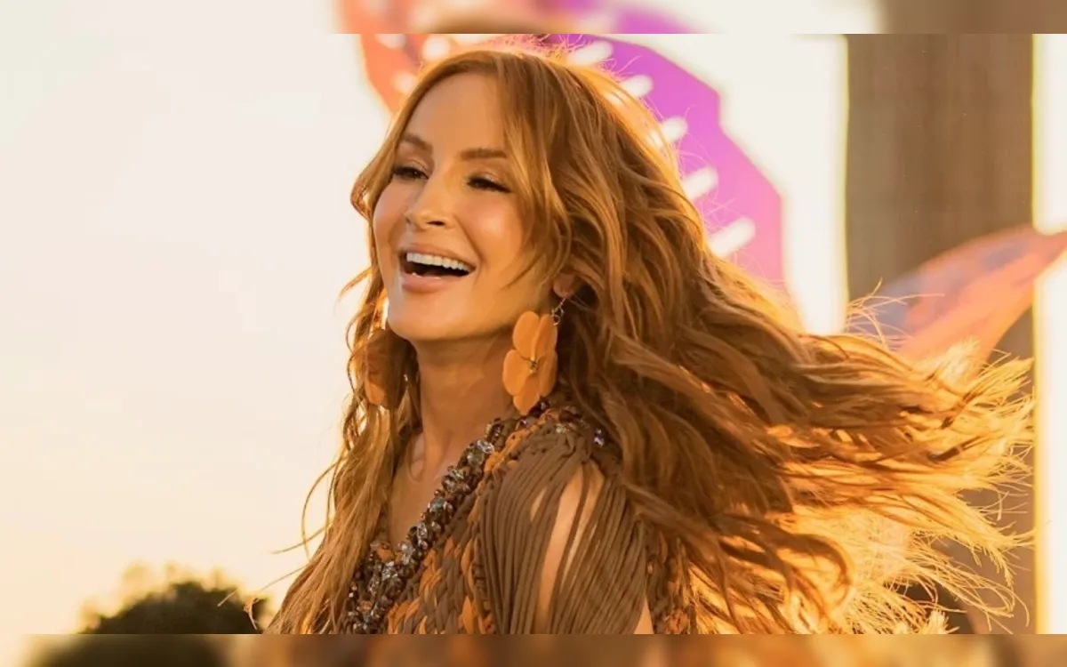 Claudia Leitte faz ensaio de verão no Candyall Ghetto