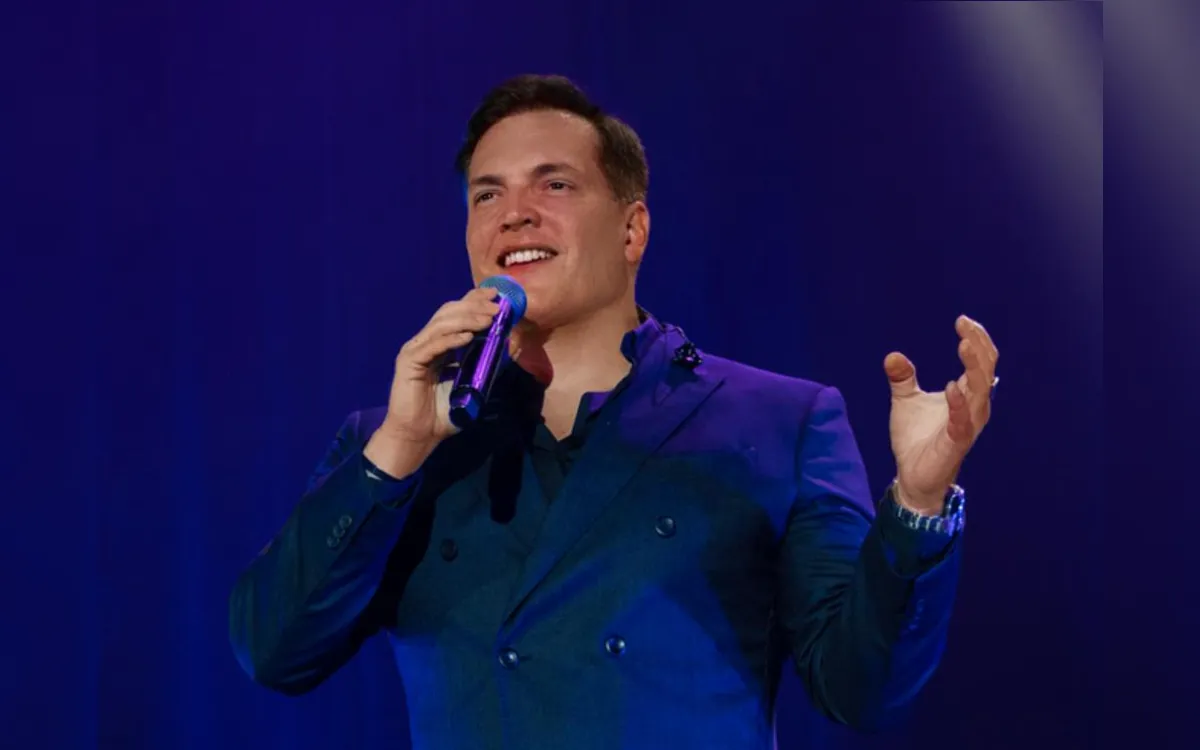 Daniel Boaventura sobe ao palco do Teatro Sesc Casa do Comércio