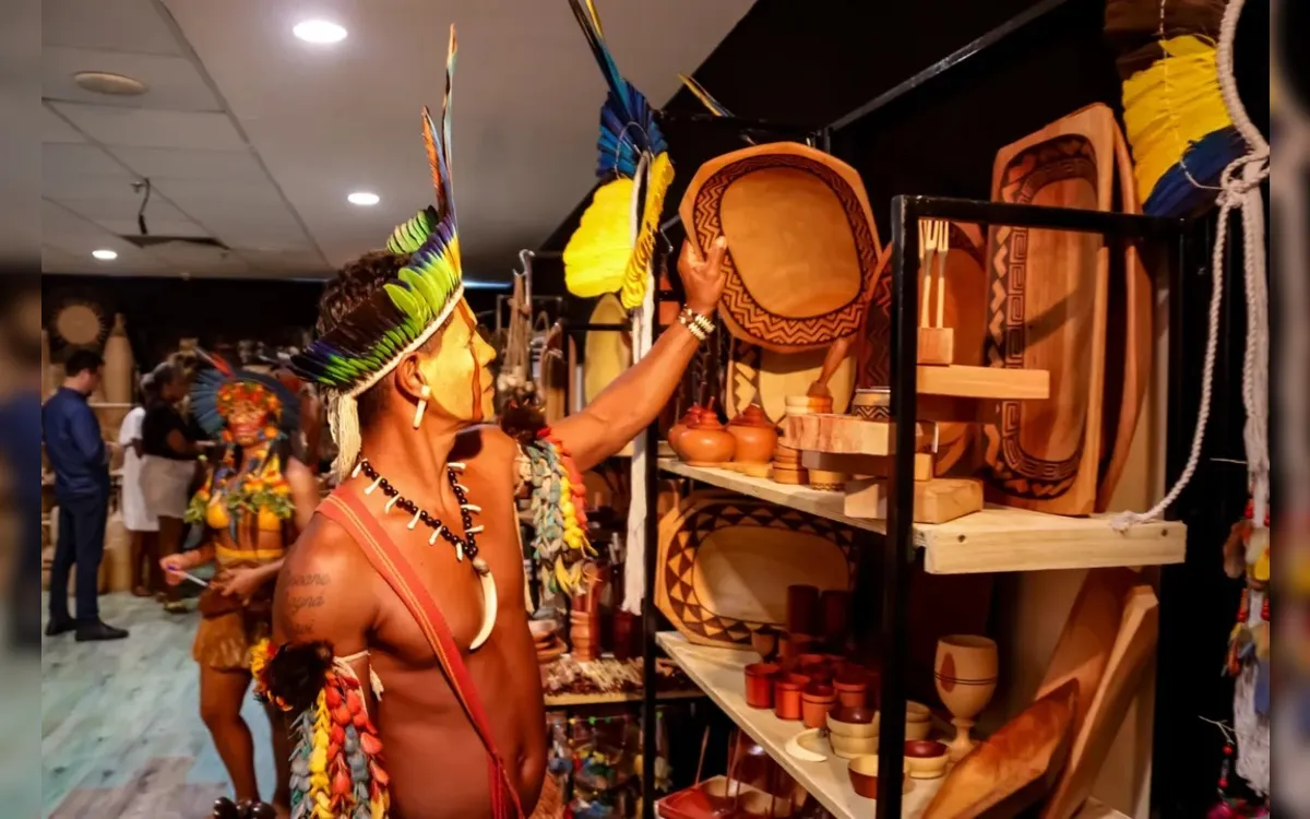 Feira de artesanato indígena movimenta museu de Salvador