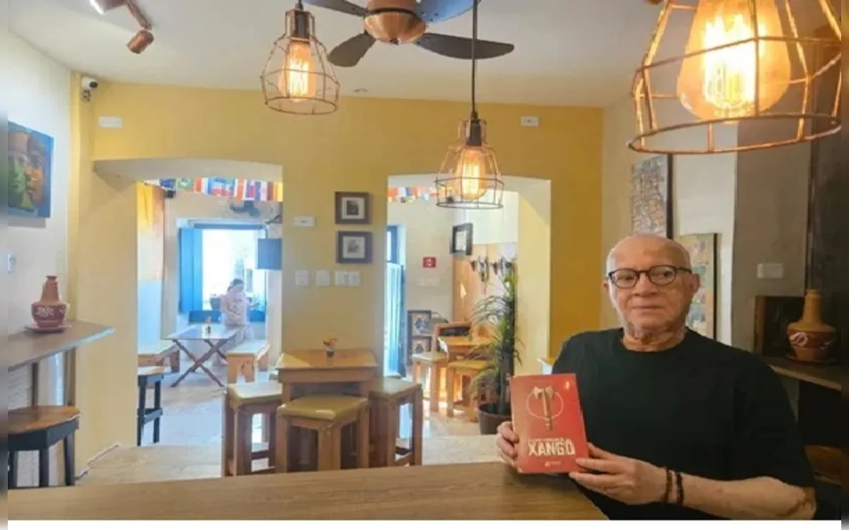 Fernando Coelho realiza autógrafos de “O Livro Vermelho de Xangô”