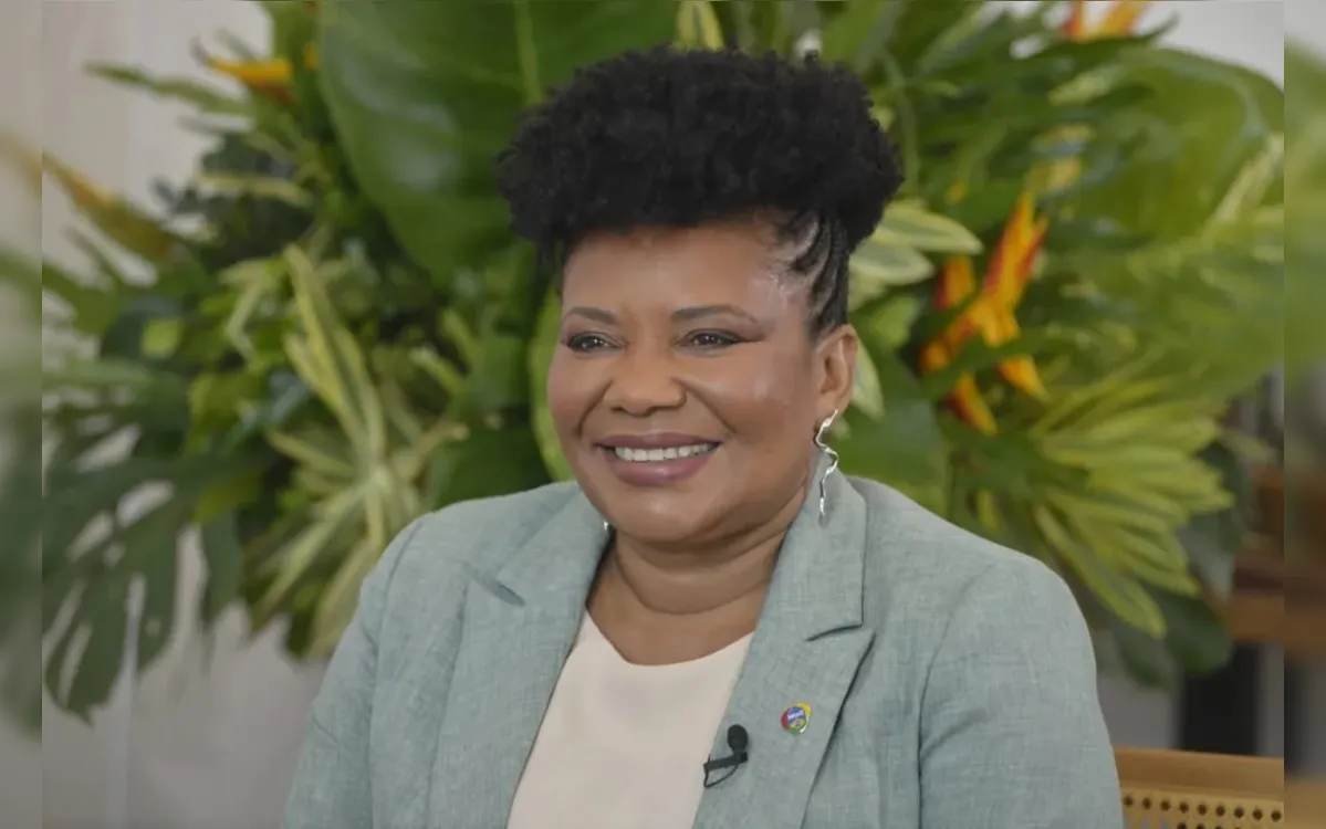 'Hora de se comportar', diz Margareth após polêmica de Claudia Leitte