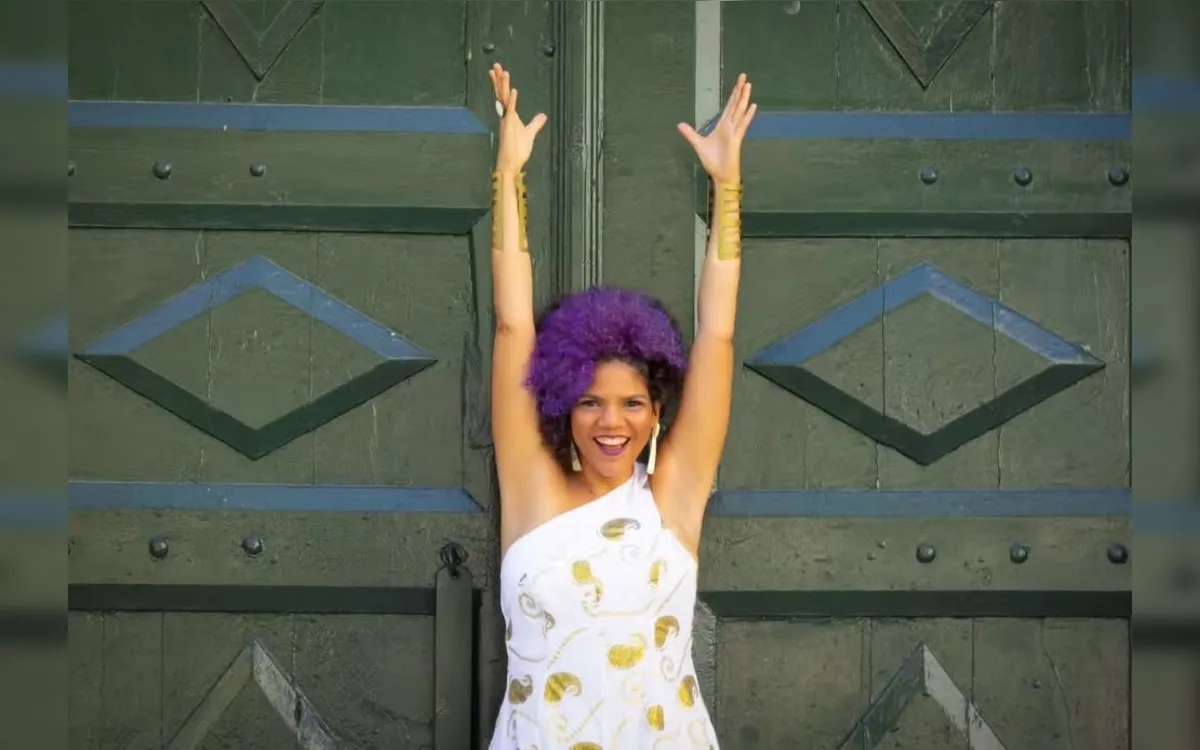 Juliana Ribeiro encerra temporada em homenagem a Moraes Moreira