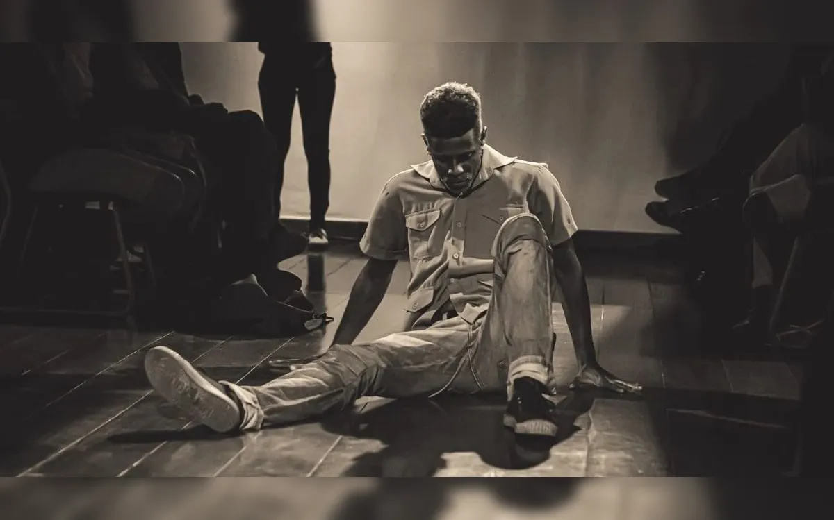 Leno Sacramento encena o monólogo En(cruz)ilhada no Teatro Módulo