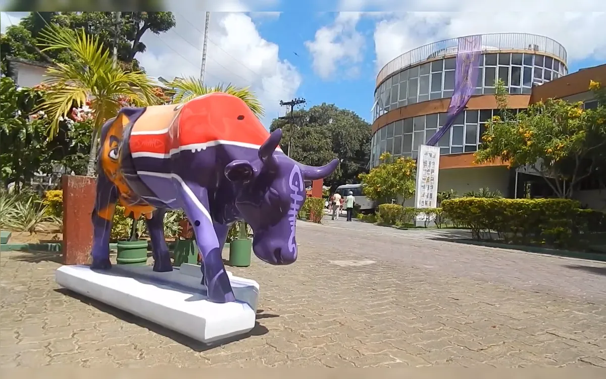 Metrô baiano recebe escultura que homenageia a lendária Mulher de Roxo