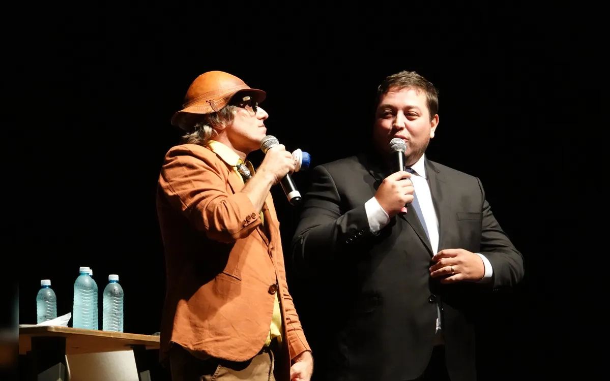 Mução e Renan da Resenha apresentam show de humor no Jorge Amado