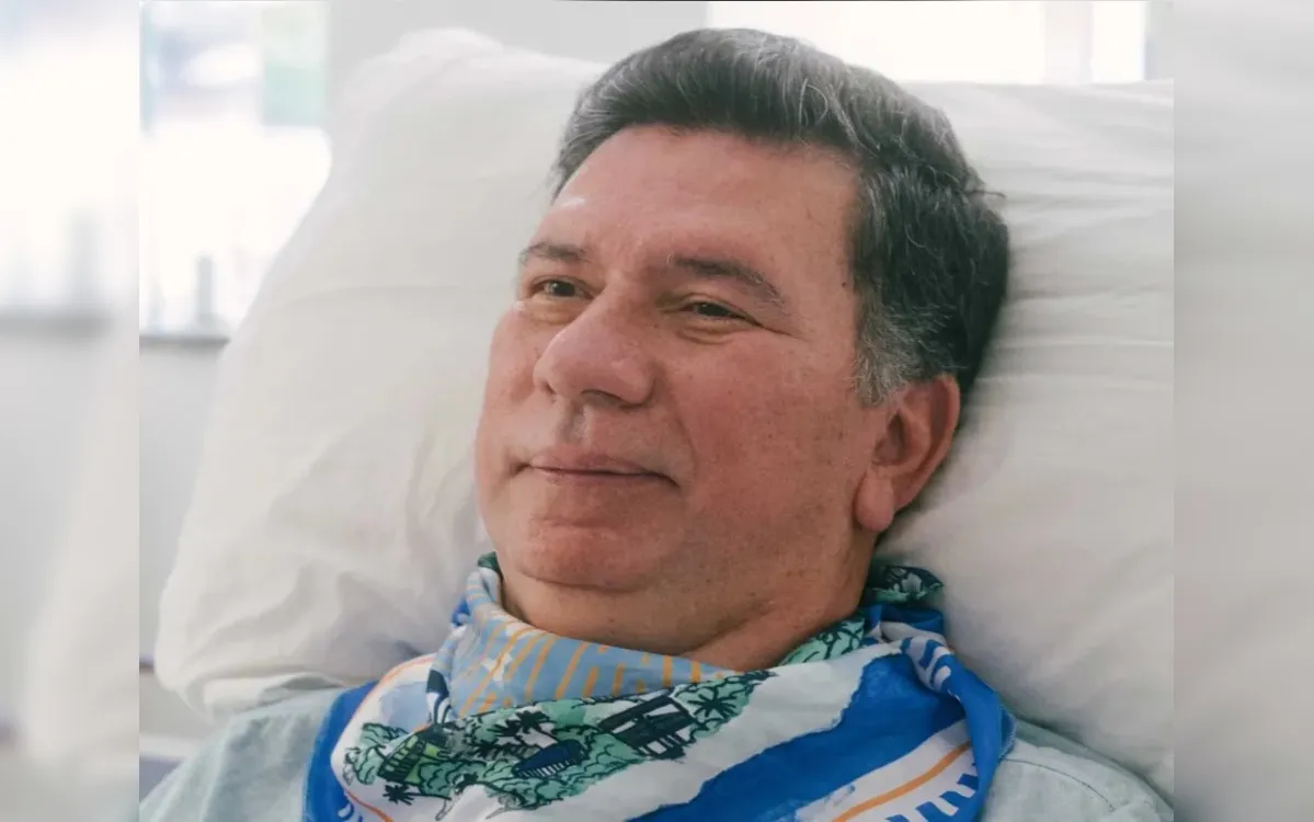 Paciente de ELA, escritor desafia doença rara e lança livro