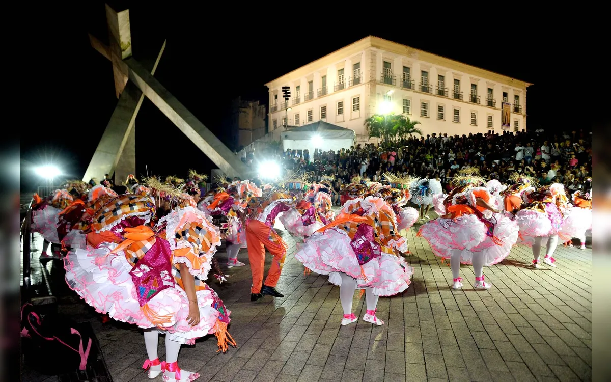 Quadrilhas juninas se apresentam na Praça da Cruz Caída nesta sexta