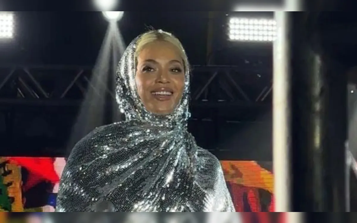 Segurando bandeira da Bahia, Beyoncé leva fãs ao delírio em Salvador