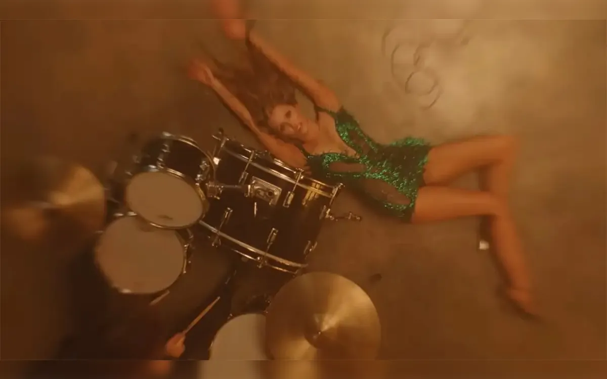 “Uma ópera pop única”: Miley Cyrus apresenta 1º trailer do “Something Beautiful”