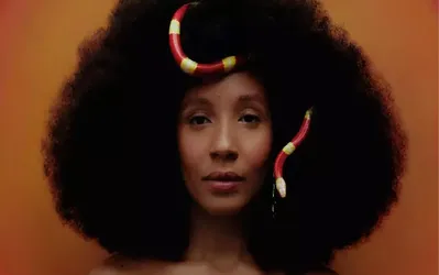 Imagem ilustrativa da imagem Conversa Brasileira deste domingo, 11, recebe a cantora Nabiyah Be