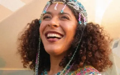 Imagem ilustrativa da imagem ‘Conversa Brasileira’ recebe a compositora e violonista baiana Josyara