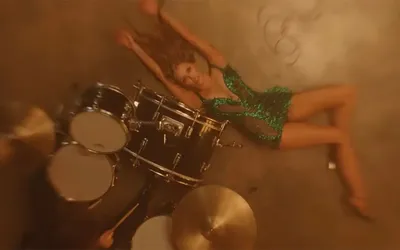 Imagem ilustrativa da imagem “Uma ópera pop única”: Miley Cyrus apresenta 1º trailer do “Something Beautiful”