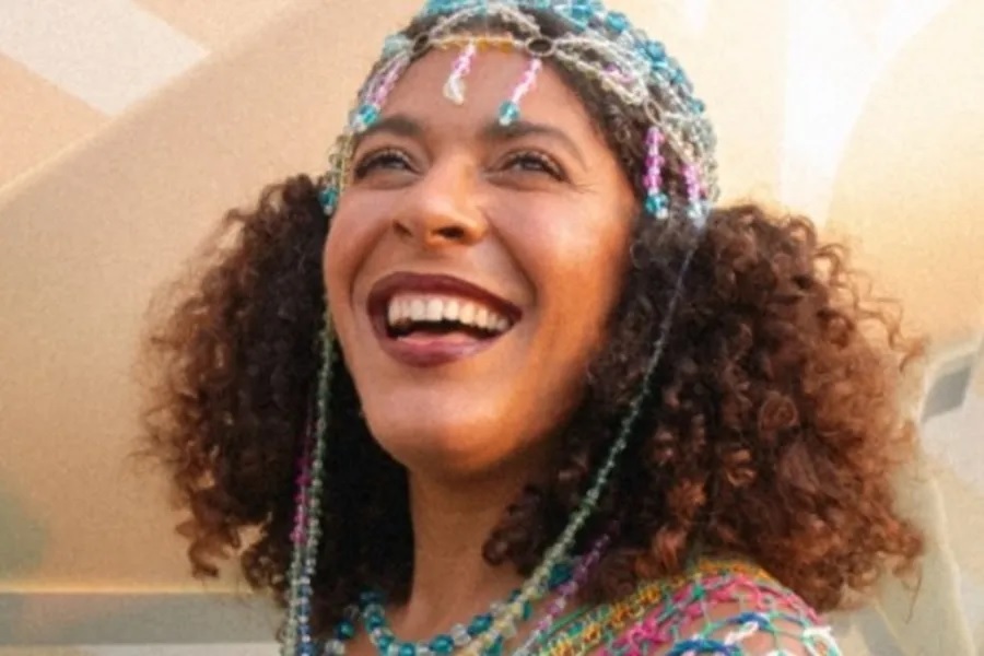 Imagem ilustrativa da imagem ‘Conversa Brasileira’ recebe a compositora e violonista baiana Josyara