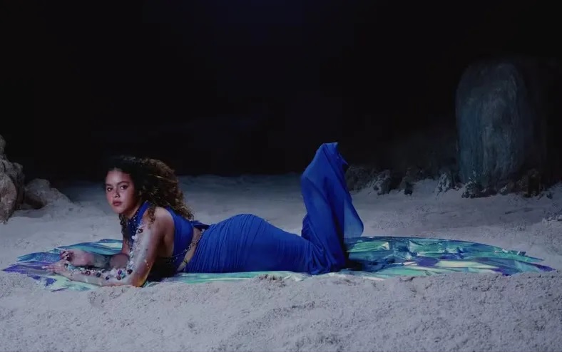 Imagem ilustrativa da imagem Rachel Reis lança novo disco e dá início a nova era de MPB com axé