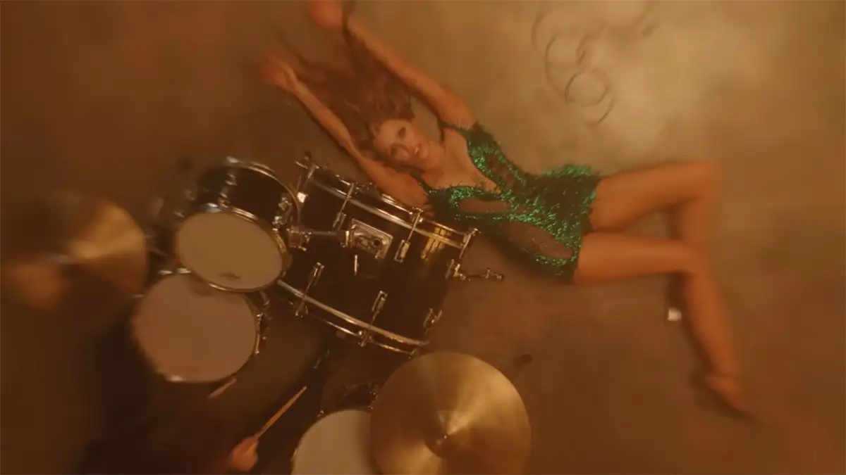 Imagem ilustrativa da imagem “Uma ópera pop única”: Miley Cyrus apresenta 1º trailer do “Something Beautiful”