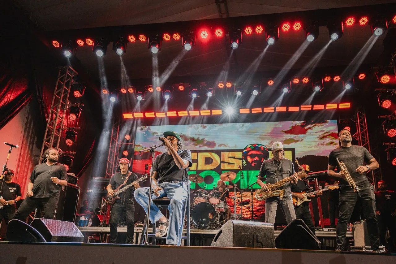 
		Edson Gomes reúne milhares de pessoas na abertura do Festival de Lençóis