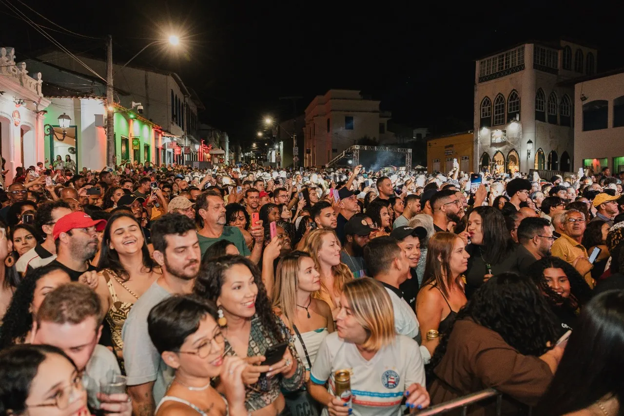 
		Edson Gomes reúne milhares de pessoas na abertura do Festival de Lençóis