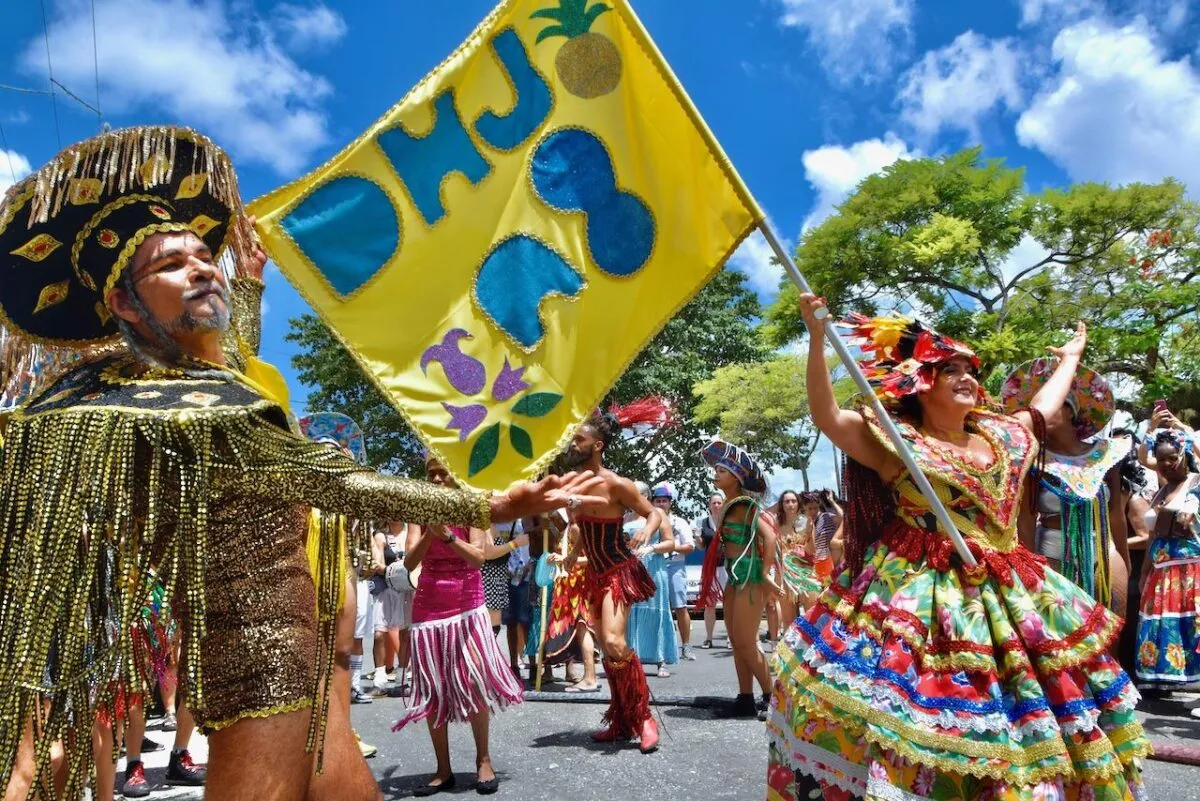 
		Pré-Carnaval do Santo Antônio começa com desfile de 15 blocos