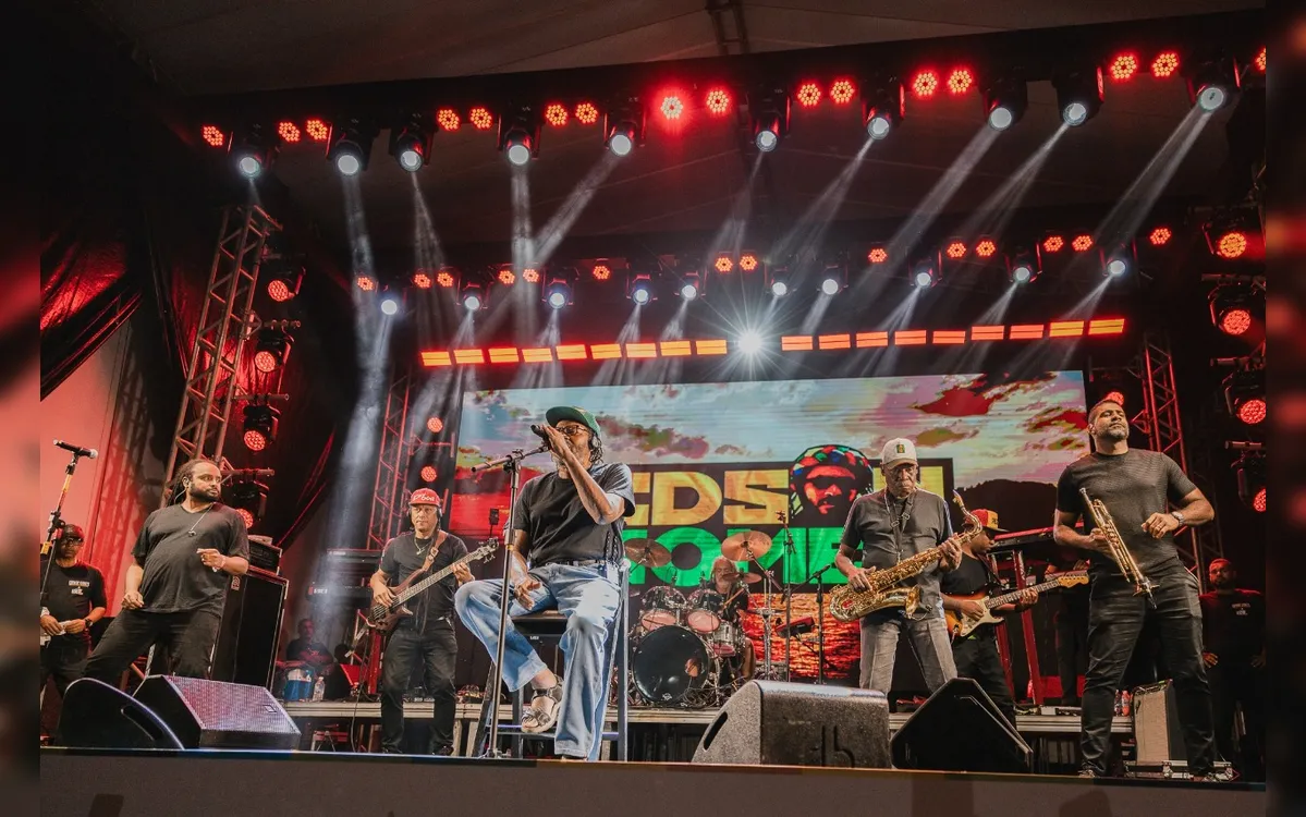 Edson Gomes reúne milhares de pessoas na abertura do Festival de Lençóis