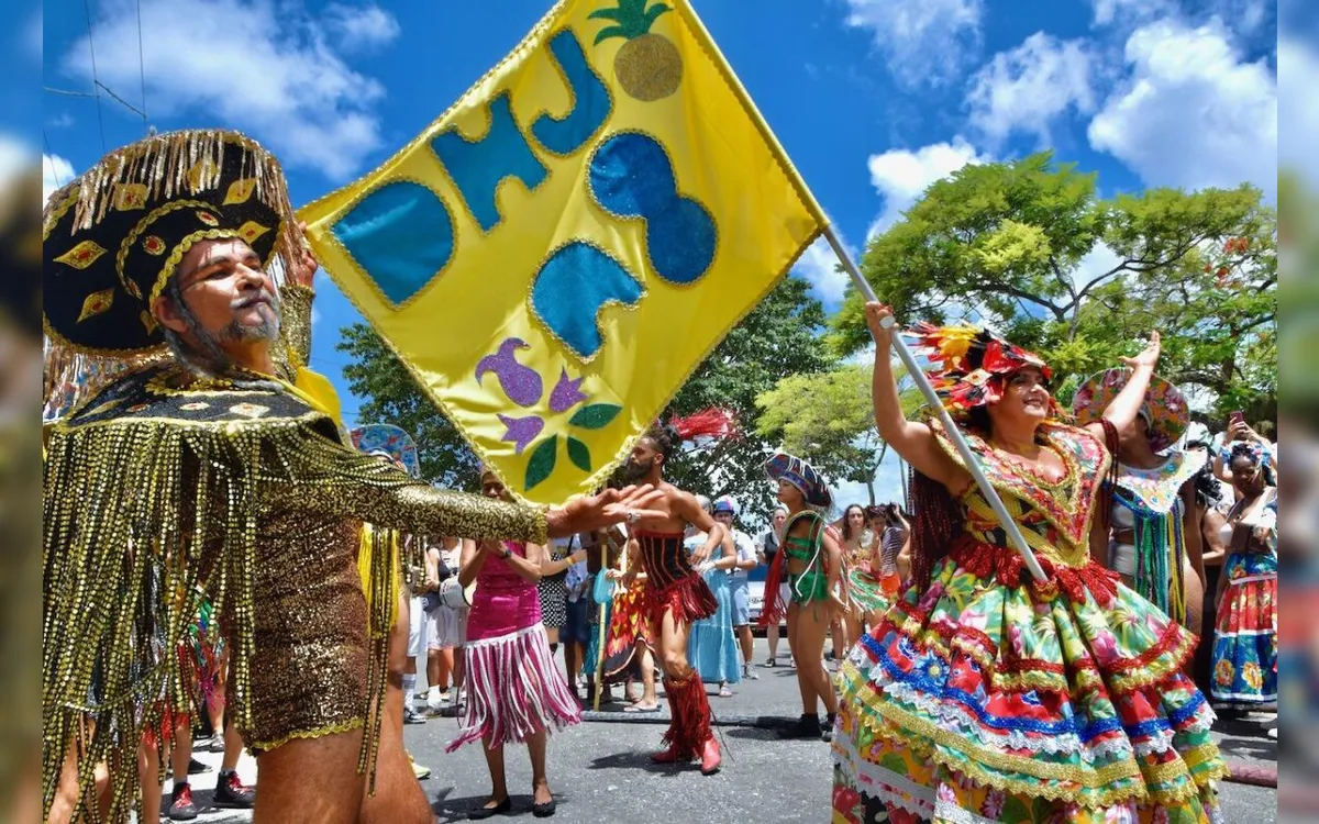 Pré-Carnaval do Santo Antônio começa com desfile de 15 blocos