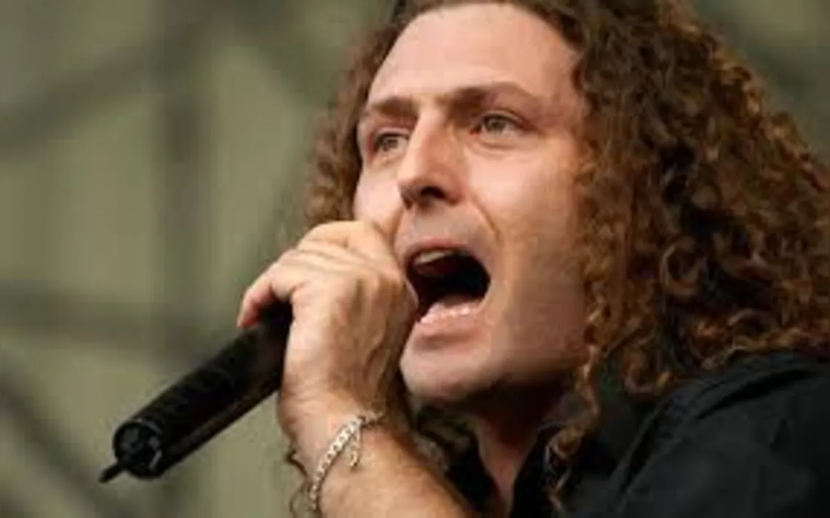 Vocalista do Angra anuncia saída após mais de uma década