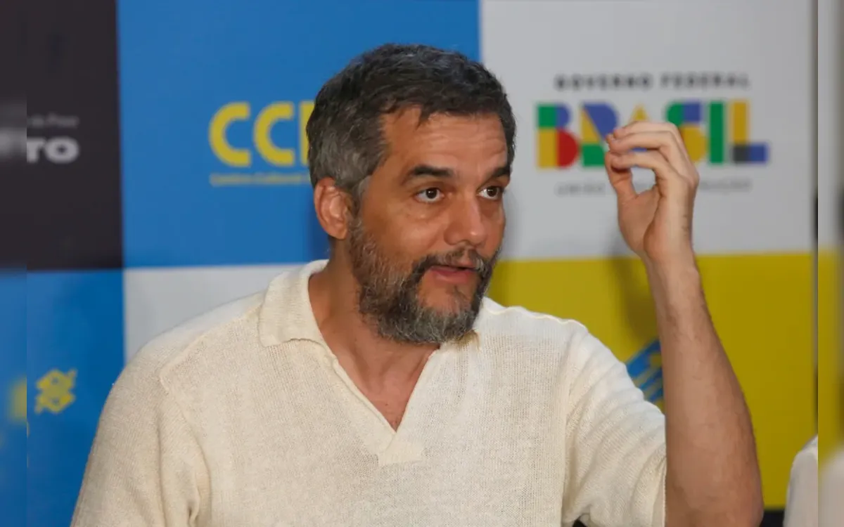 Wagner Moura estreia peça em Salvador após 16 anos longe dos palcos