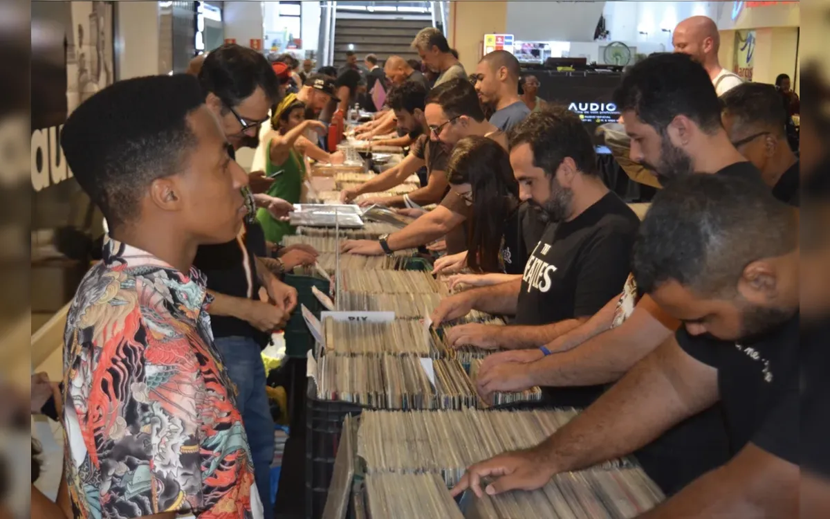 Feira do Vinil movimenta o centro de Salvador neste sábado (7)