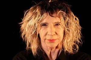 Denise Stoklos apresenta espetáculo inspirado em Dalton Trevisan em Salvador