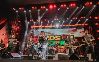 Imagem ilustrativa da imagem Edson Gomes reúne milhares de pessoas na abertura do Festival de Lençóis