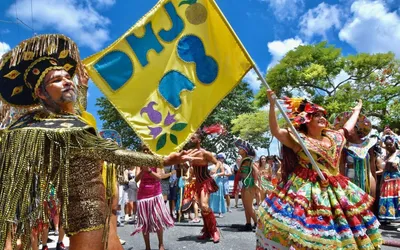 Imagem ilustrativa da imagem Pré-Carnaval do Santo Antônio começa com desfile de 15 blocos