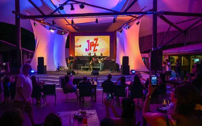 Imagem ilustrativa da imagem ‘Festival de Jazz – Música e Arte’ é adiado para outubro na Praia do Forte