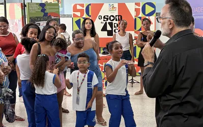 Imagem ilustrativa da imagem “O Som de 4 Décadas”: Jefferson Beltrão visita escola em Cosme de Farias
